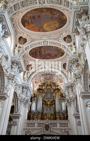 Intérieur de la cathédrale St Stephen, y compris le plus grand orgue de l'église catholique dans le monde, Passau, Bavière, Allemagne Banque D'Images