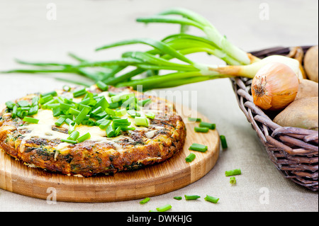 Tortilla espagnole saupoudré de ciboulette hachée Banque D'Images