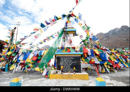 Drapeaux de prière bouddhiste flottant au vent au col Sela à 13700 pieds, district de Tawang, de l'Arunachal Pradesh, Inde Banque D'Images