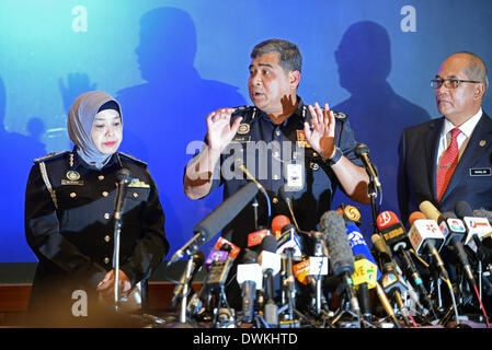 11 mars 2013 - Kuala Lumpur, Malaisie - Tan Sri Khalid Abu Bakar (centre) le nouveau Inspecteur Général de la Police (IGP) répondre aux questions pendant la conférence de presse sur le quatrième jour de la Malaysia Airlines disparu MH370, avion à Sepang, à l'extérieur de Kuala Lumpur, Malaisie, samedi 11 mars, 2014. L'opération de recherche de l'absence de Malaysia Airlines MH370 qui a impliqué 34 avions et 40 navires de plusieurs pays couvrant un rayon de 50 milles marins du point l'avion a disparu des écrans radars entre la Malaisie et le Vietnam continue après sa disparition depuis le samedi. Banque D'Images