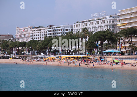 Beach, La Croisette, Cannes, Cote d'Azur, Alpes Maritimes, Provence, Côte d'Azur, France, Europe, Méditerranée Banque D'Images