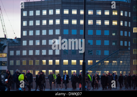 Matin, les navetteurs traversant le pont de Londres à l'aube, des lumières dans l'arrière-plan Banque D'Images