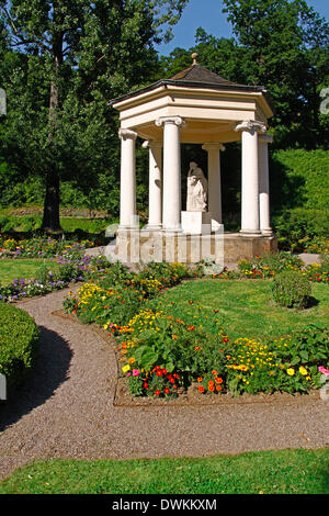 Weimar, Tiefurt Palace, temple des Muses avec statue de Polyhymnia dans le parc, le château de Tiefurt, le troisième été, la résidence est situé dans la région de Tiefurt, au nord-est de Weimar, urban district, Thuringe, Allemagne. Le petit lodge dans un grand parc dans la vallée de l'Ilm a été Banque D'Images