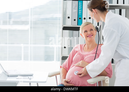 Doctor examining pregnant woman Banque D'Images