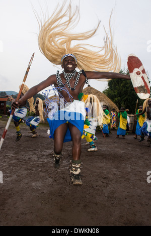 Cérémonie d'anciens braconniers, dans le parc national des Virunga, le Rwanda, l'Afrique Banque D'Images