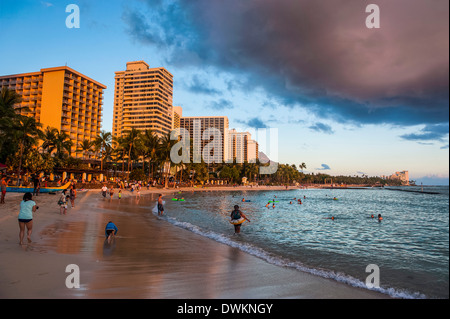 Fin d'après-midi sur les hôtels sur la plage de Waikiki, Oahu, Hawaii, United States of America, Pacifique Banque D'Images