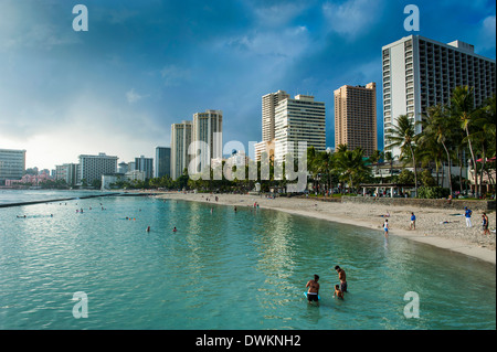 Des tours d'hôtels sur la plage de Waikiki, Oahu, Hawaii, United States of America, Pacifique Banque D'Images
