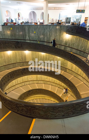 Escaliers en spirale dans les Musées du Vatican, conçu par Giuseppe Momo en 1932, Rome, Latium, Italie, Europe Banque D'Images