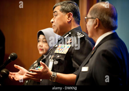 Kuala Lumpur, Malaisie. Mar 11, 2014. Le chef de la police nationale de la Malaisie Khalid Abu Bakar (C) tient une conférence de presse à Kuala Lumpur, Malaisie, le 11 mars 2014. La police malaisienne a déclaré mardi après-midi que l'un des deux passagers à l'aide d'un passeport volé à bord d'un vol de la compagnie aérienne, le "dernier samedi a été identifié comme un Iranien n'ayant aucun lien avec le terrorisme. Crédit : Il Jingjia/Xinhua/Alamy Live News Banque D'Images