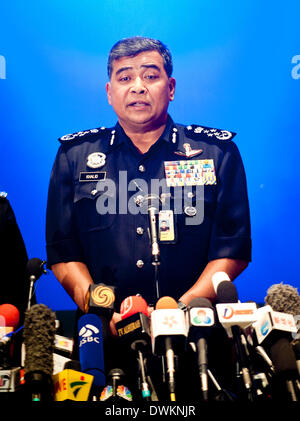 Kuala Lumpur, Malaisie. Mar 11, 2014. Le chef de la police nationale de la Malaisie Khalid Abu Bakar tient une conférence de presse à Kuala Lumpur, Malaisie, le 11 mars 2014. La police malaisienne a déclaré mardi après-midi que l'un des deux passagers à l'aide d'un passeport volé à bord d'un vol de la compagnie aérienne, le "dernier samedi a été identifié comme un Iranien n'ayant aucun lien avec le terrorisme. Crédit : Il Jingjia/Xinhua/Alamy Live News Banque D'Images