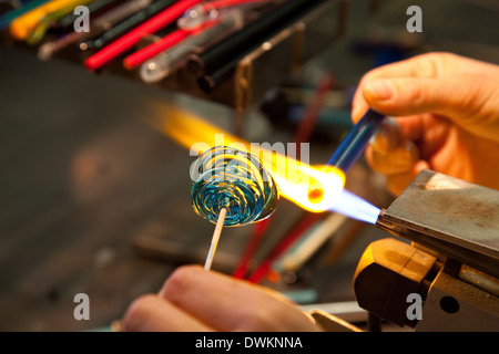 En étudiant une perle de verre, Abate Zanetti glass school, l'île de Murano, Venise, Vénétie, Italie, Europe Banque D'Images