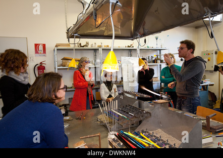 L'enseignement de l'instructeur d'un groupe d'étudiants de faire les perles de verre, Abate Zanetti glass school, l'île de Murano, Venise, Italie Banque D'Images