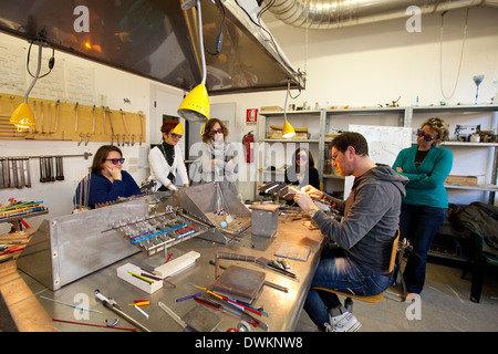 L'enseignement de l'instructeur d'un groupe d'étudiants de faire les perles de verre, Abate Zanetti glass school, l'île de Murano, Venise, Italie Banque D'Images