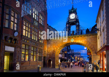 Porte de l'horloge à Noël, Chester, Cheshire, Angleterre, Royaume-Uni, Europe Banque D'Images