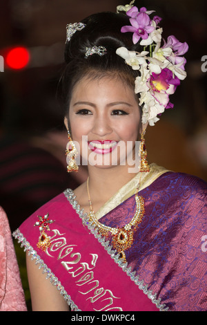 Jeune femme thaïlandaise à Loi Krathong festival, Chiang Mai, Thaïlande du Nord, Thaïlande, Asie du Sud, Asie Banque D'Images