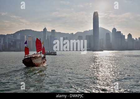 Aqua Luna Junk Boat dans le port de Victoria avec horizon de Hong Kong, Hong Kong, Chine, Asie Banque D'Images