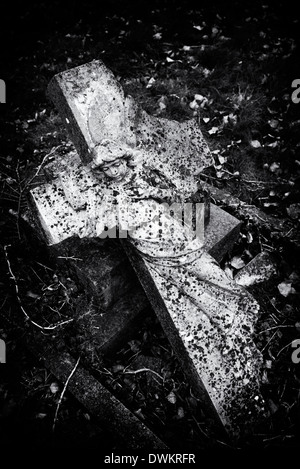 Broken Angel pierre tombale croix dans le cimetière de Banbury, Oxfordshire, Angleterre. Monochrome Banque D'Images