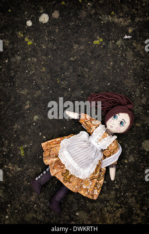 Poupée de chiffon sur pierre dans l'hiver. L'Angleterre Banque D'Images