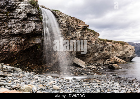 Vitesse d'obturation lente capture d'une chute d'eau à Rama, Labrador, Canada, Amérique du Nord Banque D'Images