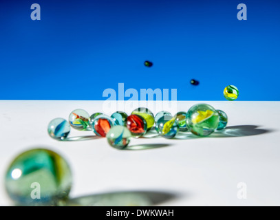 Billes de verre sur fond bleu et blanc Banque D'Images