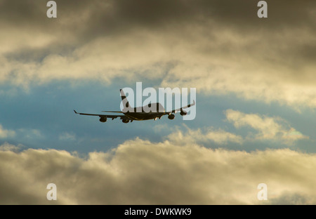 Un jumbo jet 747 décolle de l'aéroport de Heathrow, Londres, Angleterre, Royaume-Uni, Europe Banque D'Images