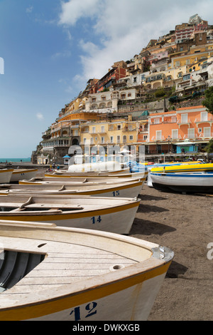 Les bateaux de pêche et la ville pittoresque de Positano, Amalfi Coast (Côte Amalfitaine), site de l'UNESCO, Campanie, Italie Banque D'Images