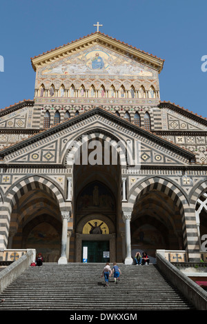 Étapes suivantes jusqu'à la Cathédrale Duomo Sant' Andrea à Amalfi, la Côte Amalfitaine (Costiera Amalfitana), site de l'UNESCO, Campanie, Italie Banque D'Images