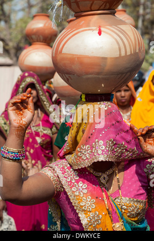 Le Rajasthan, Inde. La danse des femmes avec des pots sur la tête lors d'une célébration de mariage. Banque D'Images