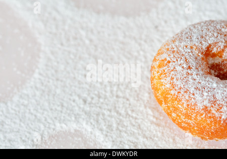 Donut au sucre isolé sur fond blanc Banque D'Images