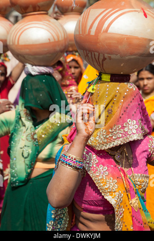 Le Rajasthan, Inde. La danse des femmes avec des pots sur la tête lors d'une célébration de mariage. Banque D'Images