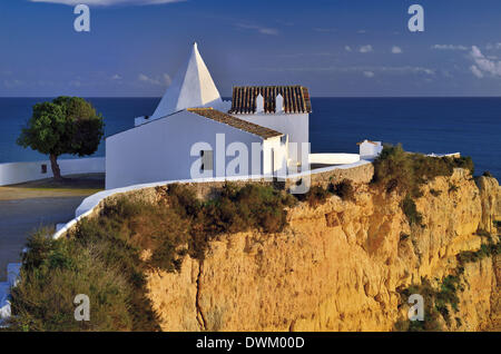 Portugal, Algarve, Armacao de Pera, chapelle, église de Nossa Senhora da Rocha, sanctuaire, la chapelle catholique, blanc, de l'océan, vue, plateau rocheux, vue sur la mer, chapelle sur un rocher, l'eau, l'horizon, soleil, Voyage, tourisme, les faits saillants de l'Algarve, charmant et idyllique, l'érosion, natur Banque D'Images