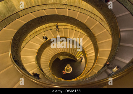 Escaliers en spirale dans les Musées du Vatican, conçu par Giuseppe Momo en 1932, Rome, Latium, Italie, Europe Banque D'Images