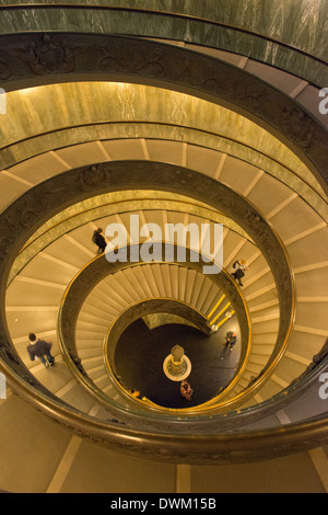 Escaliers en spirale dans les Musées du Vatican, conçu par Giuseppe Momo en 1932, Rome, Latium, Italie, Europe Banque D'Images