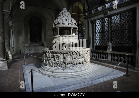 L'Italie. Lucca. Basilique de saint Frediano. Fonts baptismaux. D'époque romane. Décorées avec des reliefs représentant la vie de Moïse. Banque D'Images