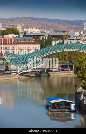 Peace Bridge (Pont de la paix) sur la rivière Mtkvari (Koura), Tbilissi, Géorgie, Caucase, Asie centrale, Asie Banque D'Images