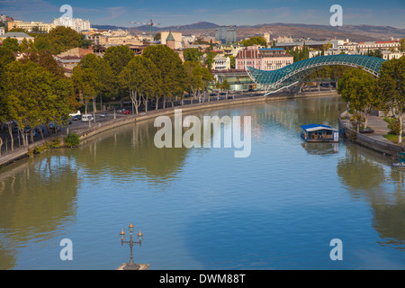 Peace Bridge (Pont de la paix) sur la rivière Mtkvari (Koura), Tbilissi, Géorgie, Caucase, Asie centrale, Asie Banque D'Images