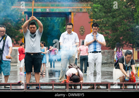 Les bouddhistes brûlent de l'encens et prier au temple Yonghegong Lama à Beijing, Chine. Banque D'Images