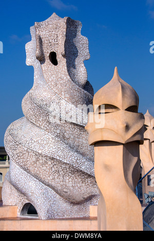 Cheminée ornée de broderie sur le toit de Gaudi, Casa Milia dans le quartier de l'Eixample de Barcelone, dans la région de Catalogne en Espagne. Banque D'Images