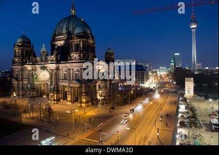 Berlin, Allemagne. 10 Mar, 2014. Vue sur le dôme de Berlin et la tour de télévision de nuit à Berlin, Allemagne, 10 mars 2014. Photo : Soeren Stache/dpa/Alamy Live News Banque D'Images