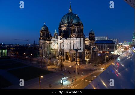 Berlin, Allemagne. 10 Mar, 2014. Vue sur le dôme de Berlin par nuit à Berlin, Allemagne, 10 mars 2014. Photo : Soeren Stache/dpa/Alamy Live News Banque D'Images