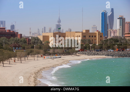 Golfe Persique et sur les toits de la ville, Kuwait, Kuwait City, Koweït, Moyen-Orient Banque D'Images