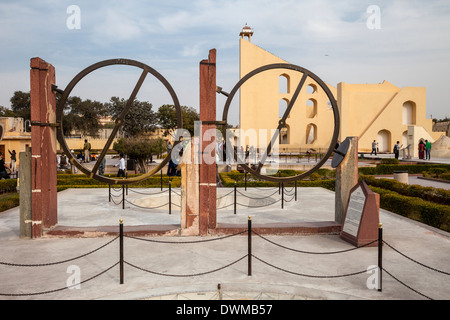 Jaipur, Rajasthan, Inde. Jantar Mantar, un 18e siècle Site pour les observations astronomiques, maintenant un site du patrimoine mondial. Banque D'Images