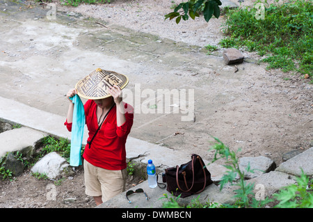 Une jeune femme prend une pause le long de la Grande Muraille de Chine pour se reposer. Banque D'Images