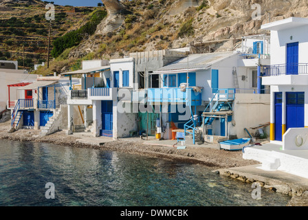 Syrmata colorés dans le village de pêcheur de Klima sur île de Milos, Cyclades, Grèce Banque D'Images