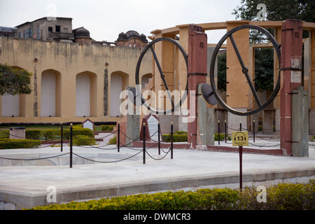 Jaipur, Rajasthan, Inde. Jantar Mantar, un 18e siècle Site pour les observations astronomiques, maintenant un site du patrimoine mondial. Banque D'Images