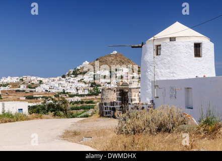 Vues Plaka passé un moulin rénové dans le village de Tripiti, île de Milos, Cyclades, Grèce Banque D'Images