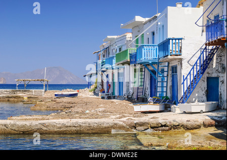 Syrmata colorés dans le village de pêcheur de Klima sur île de Milos, Cyclades, Grèce Banque D'Images