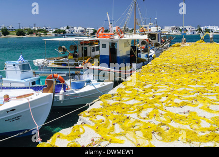 Filets de pêche jaune séchant au soleil dans la ville de Pollonia, île de Milos, Cyclades, Grèce Banque D'Images