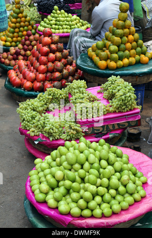 Asian farmer's vente de fruits frais, Kolkata, Inde Banque D'Images