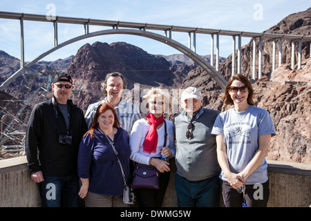 Pose de tourisme à Hoover Dam près de Bolder City dans le Nevada;USA;Nord;l'une des plus grandes centrales hydroélectriques du barrage de l'eau Banque D'Images